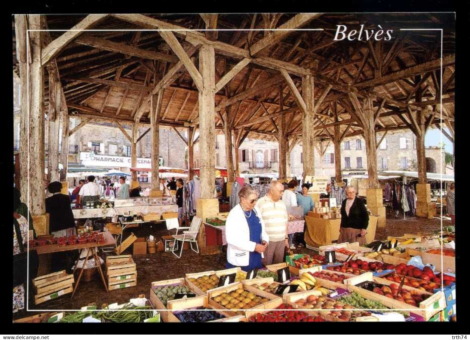 24 Belves La Halle Sur La Place D' Armes ( Légumes, Fruits, Bananes, Fraises, Pommes, Pharmacie ) - Altri & Non Classificati