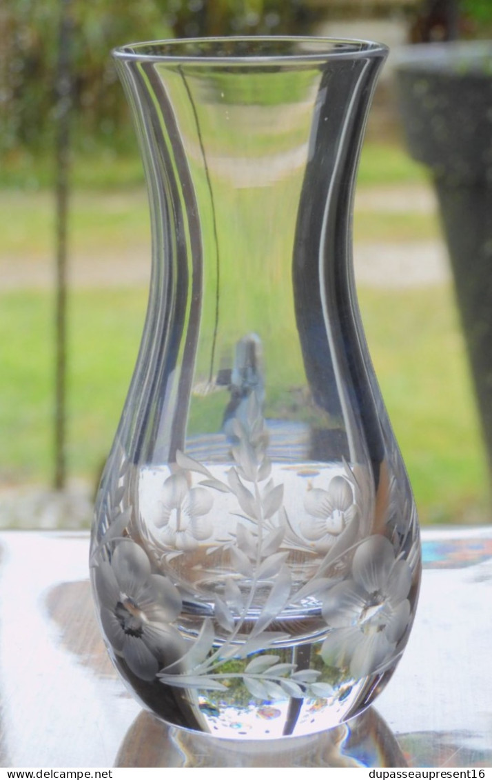 -JOLI ANCIEN PETIT VASE CRISTAL ST LOUIS Estampillé Fleurs Gravées Au Bas     E - Jarrones