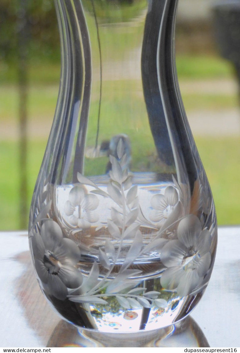 -JOLI ANCIEN PETIT VASE CRISTAL ST LOUIS Estampillé Fleurs Gravées Au Bas     E - Vases