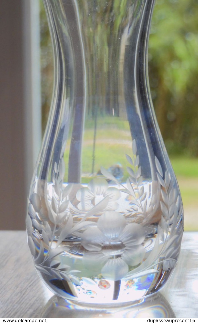 -JOLI ANCIEN PETIT VASE CRISTAL ST LOUIS Estampillé Fleurs Gravées au bas     E