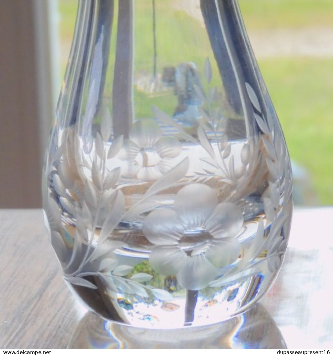 -JOLI ANCIEN PETIT VASE CRISTAL ST LOUIS Estampillé Fleurs Gravées au bas     E