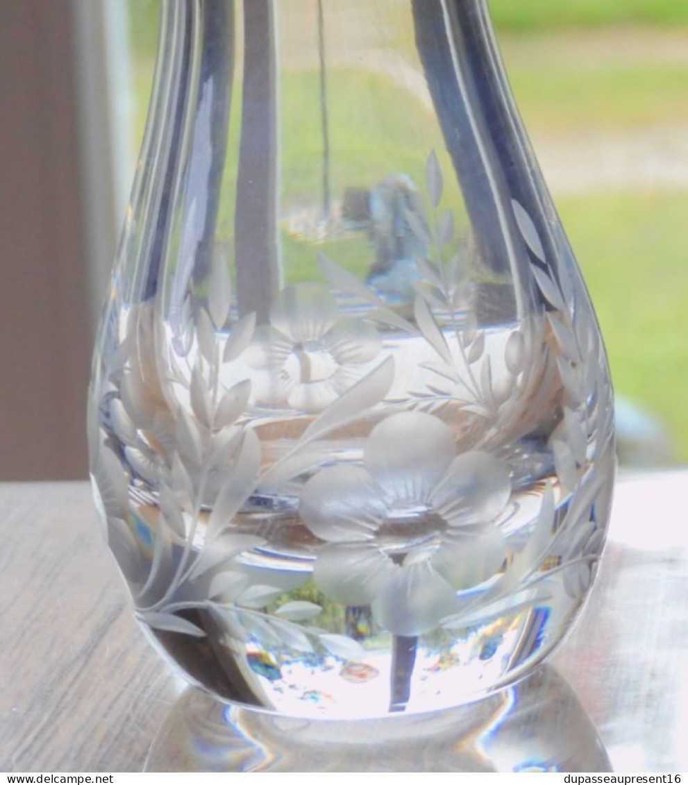 -JOLI ANCIEN PETIT VASE CRISTAL ST LOUIS Estampillé Fleurs Gravées au bas     E