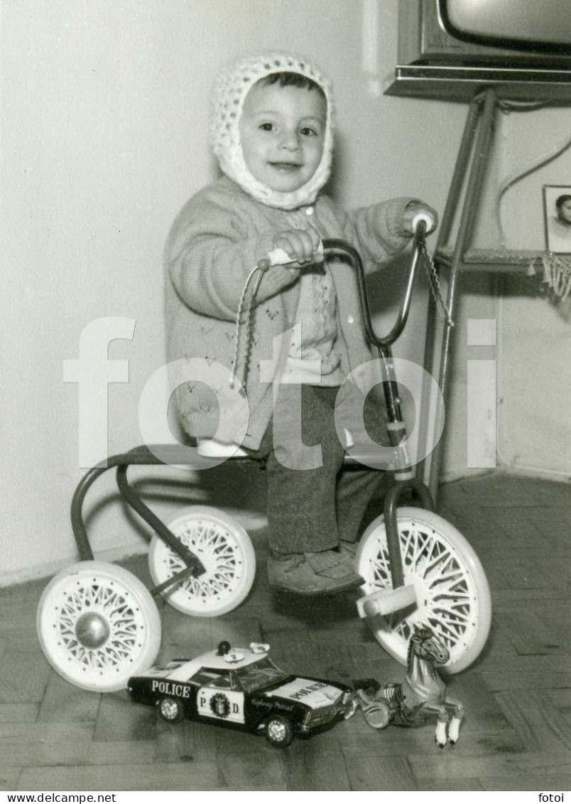 1966 REAL PHOTO FOTO BOY TRICICLO TRICYCLE TINPLATE TOY TOYS BUICK RIVIERA POLICE CAR JOUET JOUETS AT187 - Objets