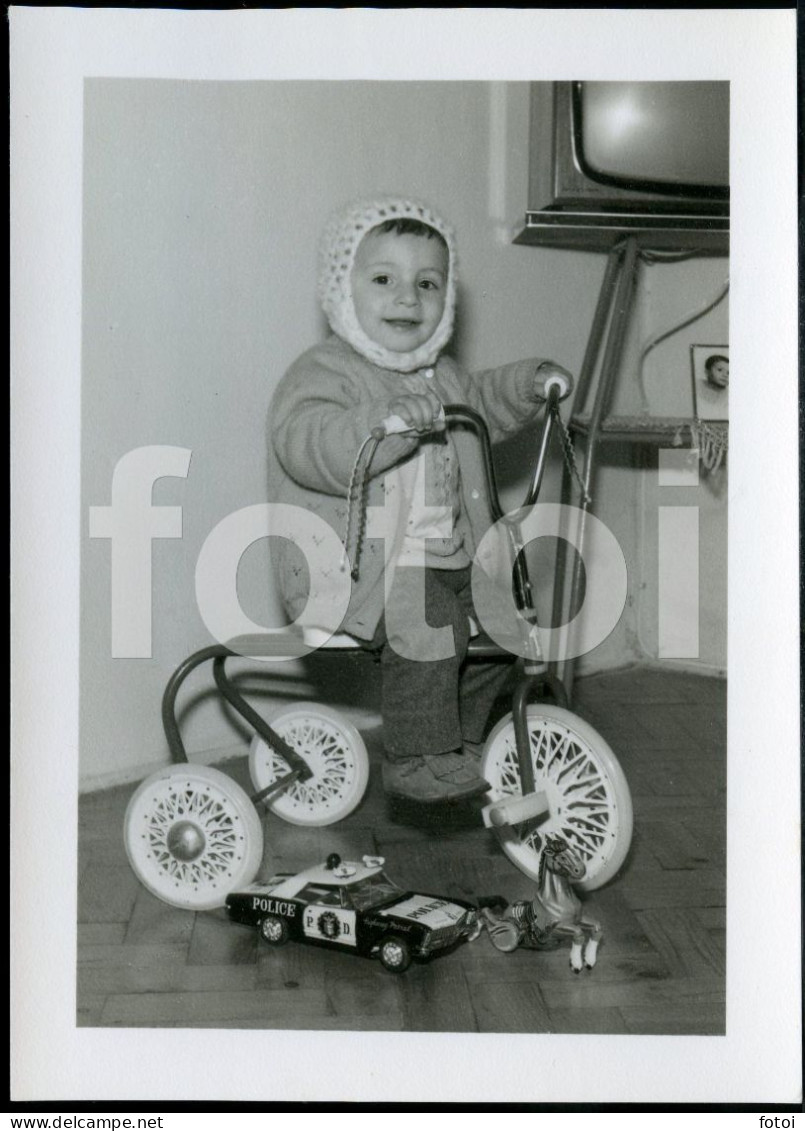 1966 REAL PHOTO FOTO BOY TRICICLO TRICYCLE TINPLATE TOY TOYS BUICK RIVIERA POLICE CAR JOUET JOUETS AT187 - Objetos