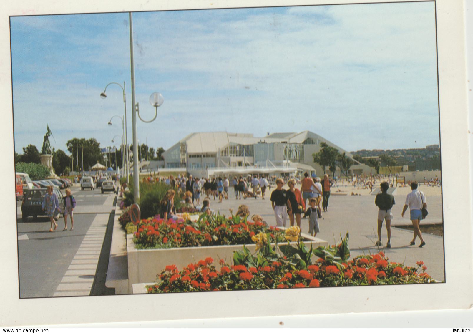 Boulogne Sur Mer 62 Carte Circulée Timbrée  L'Esplanade Sainte Beuve Et La Statue  De San Martin Cour Et Rue Tres Animes - Boulogne Sur Mer