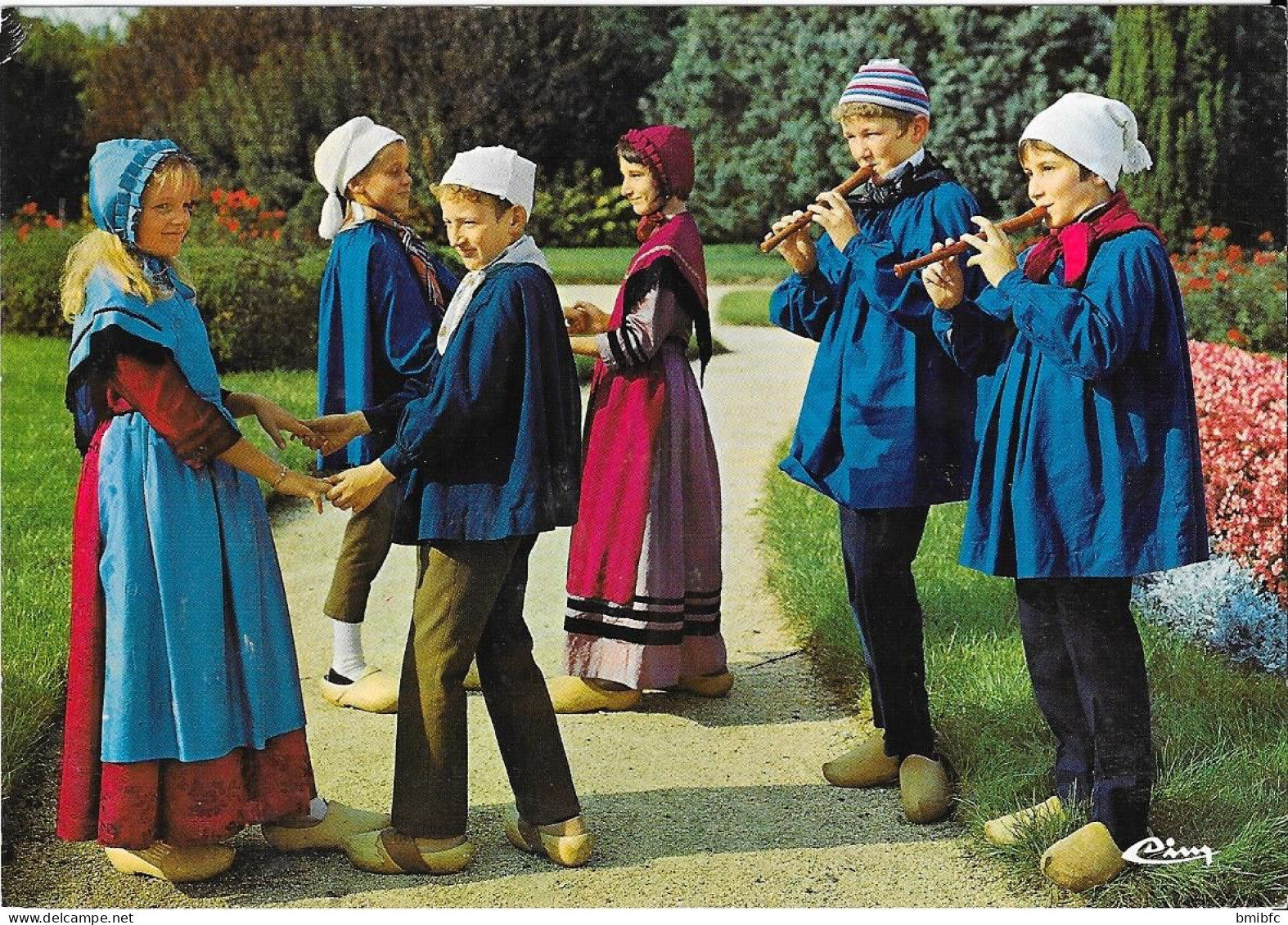 Groupe Folklorique  Bressan Du Centre Hospitalier De Bourg-en-Bresse- Le Rigodon Par De Jeunes Bergers Et Bergères - Tänze