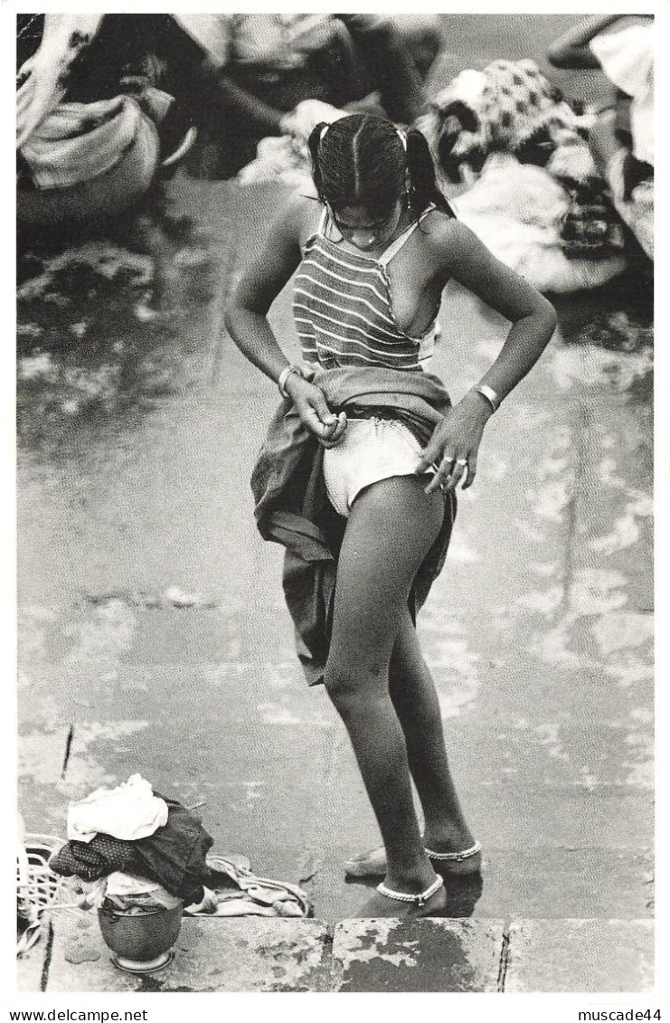 PHOTOGRAPHIE DE XAVIER ZIMBARDO - INDE - JEUNE FEMME SUR UN GHAT - Photographie