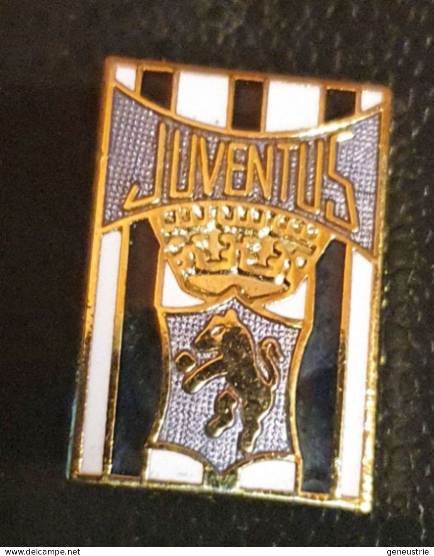 Insigne De Football De Revers De Veste "Juventus De Turin" Italian Soccer Badge - Uniformes Recordatorios & Misc