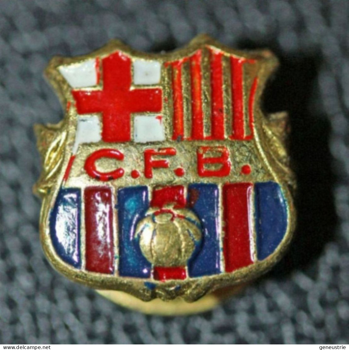 Insigne De Football De Revers De Veste "Logo De 1936 Du FC Barcelone - F.C.B. Barcelona" - Habillement, Souvenirs & Autres