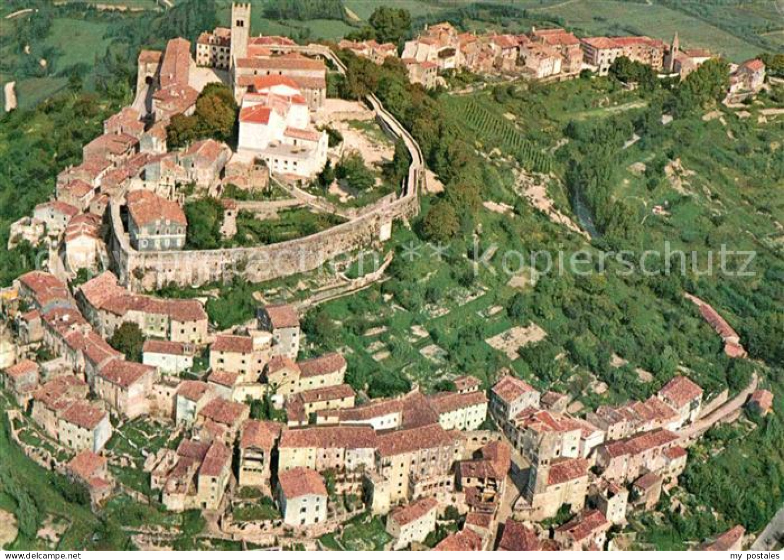 72761097 Motovun Fliegeraufnahme Croatia - Croatie