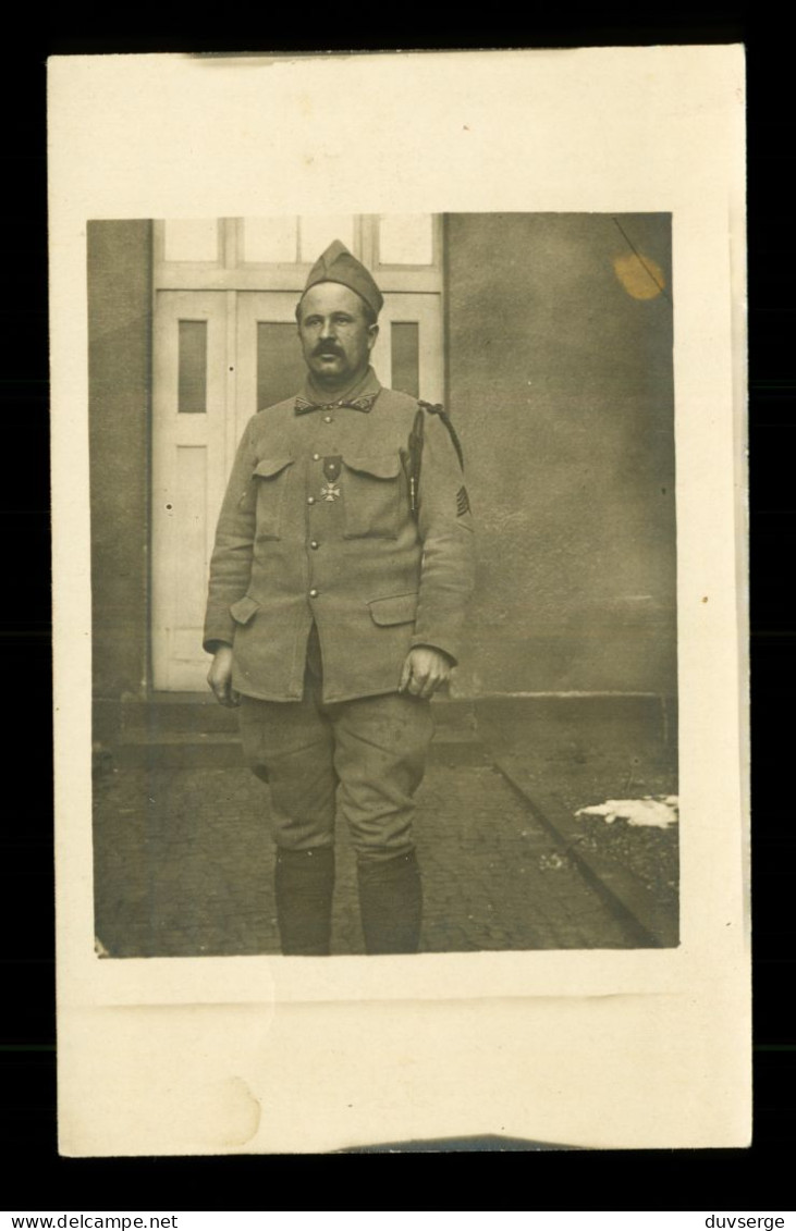 Carte Photo Militaire Soldat Medaillé Du 107eme Regiment à Aix La Chapelle En 1918 - 1919 ( Format 9cm X 14cm ) - Regiments