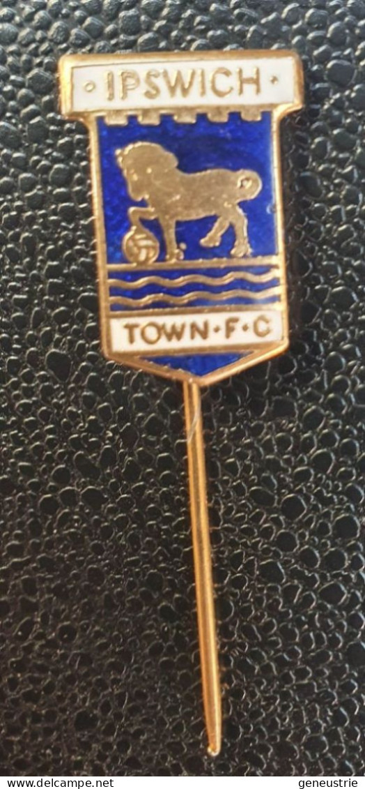 Insigne Ancien De Football Anglais "Ipwich - Town FC" Angleterre - British Soccer Pin - Habillement, Souvenirs & Autres