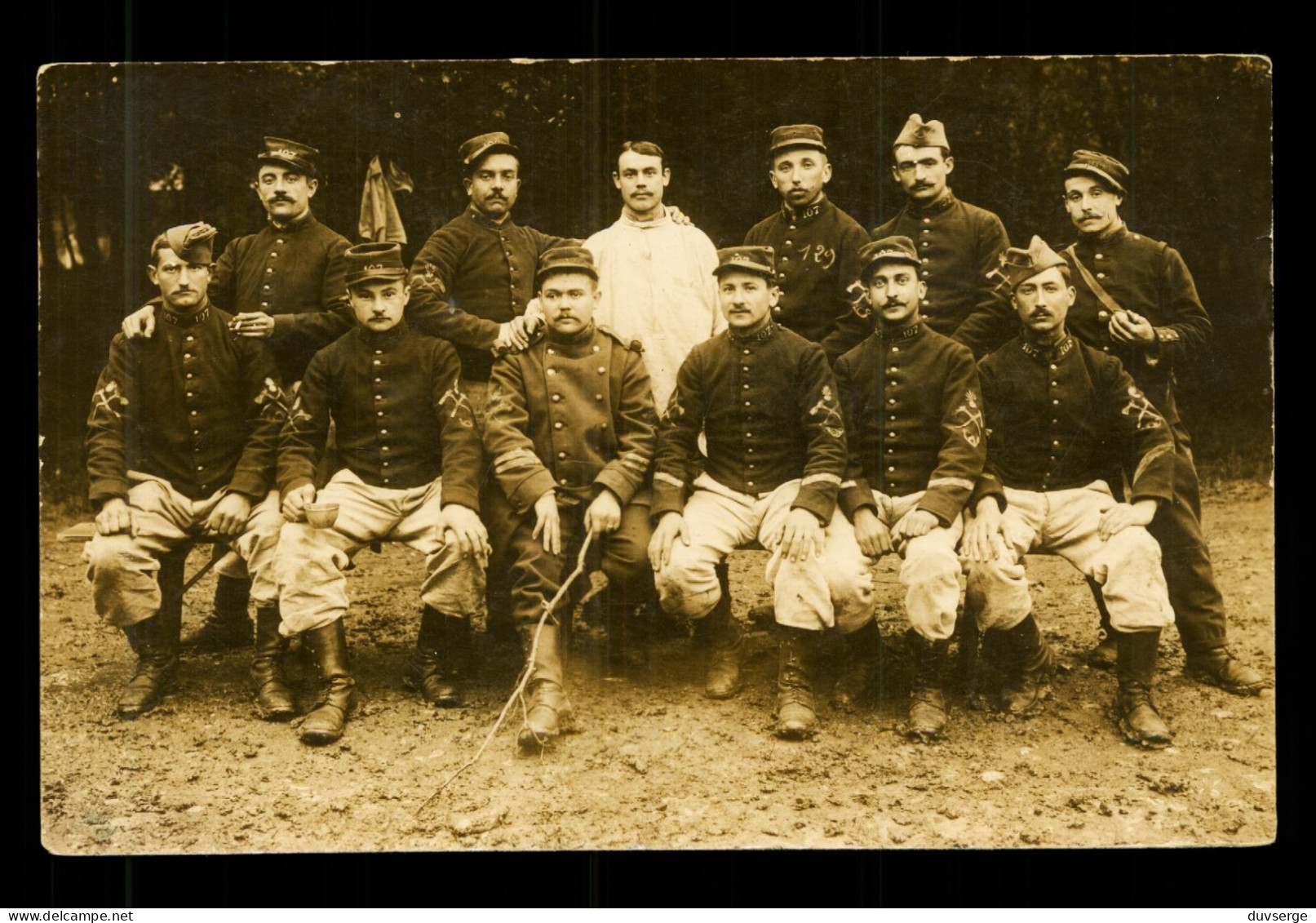 Carte Photo Militaire Soldats Du 197eme Regiment  ( Format 9cm X 14cm ) - Regiments