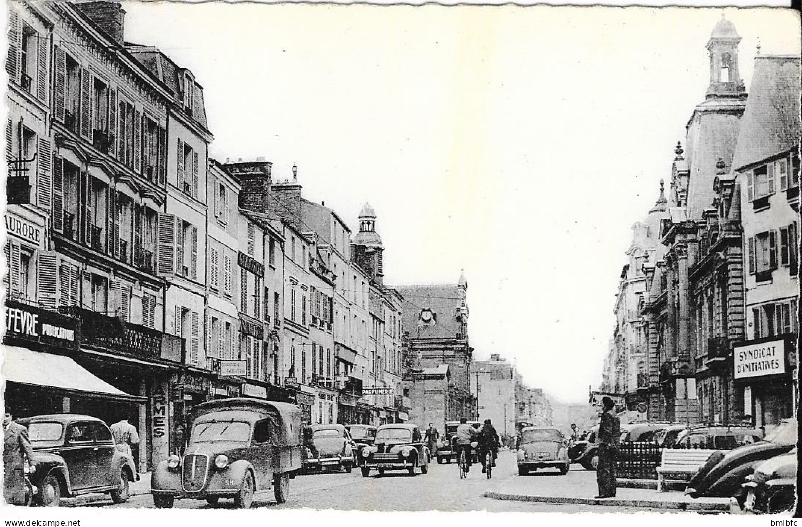 FONTAINEBLEAU - La Rue Grande Et L'Hôtel De Ville - Fontainebleau