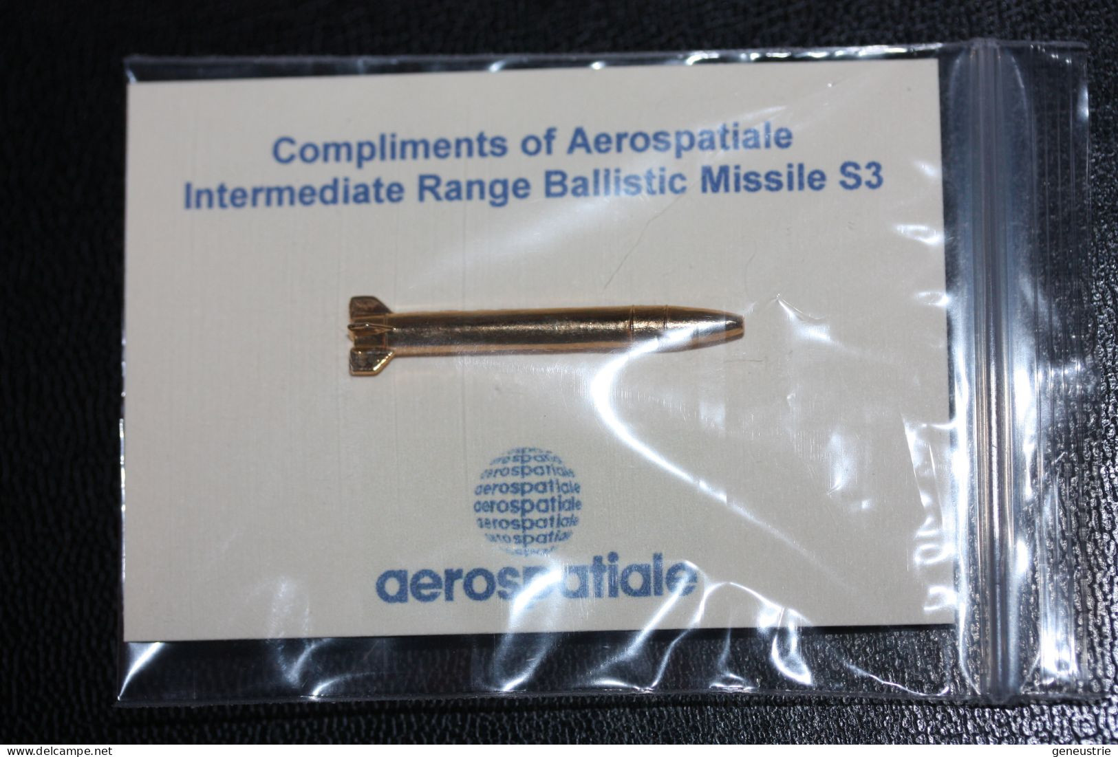 Insigne (type Pin's) Aérospatiale "Missile Ballistique S3" Epinglette Fusée - Rocket Brooch - Armée De Terre