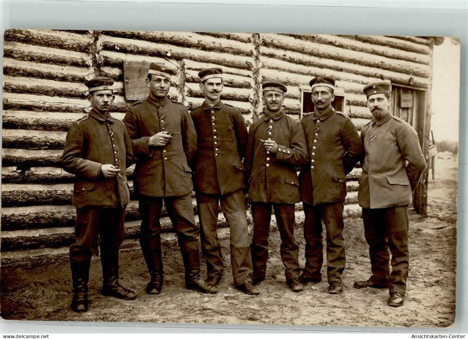 39871309 - Gruppenaufnahme Von Landsern In Uniform Mit Pfeife Vor Einem Blockhaus - Oorlog 1914-18