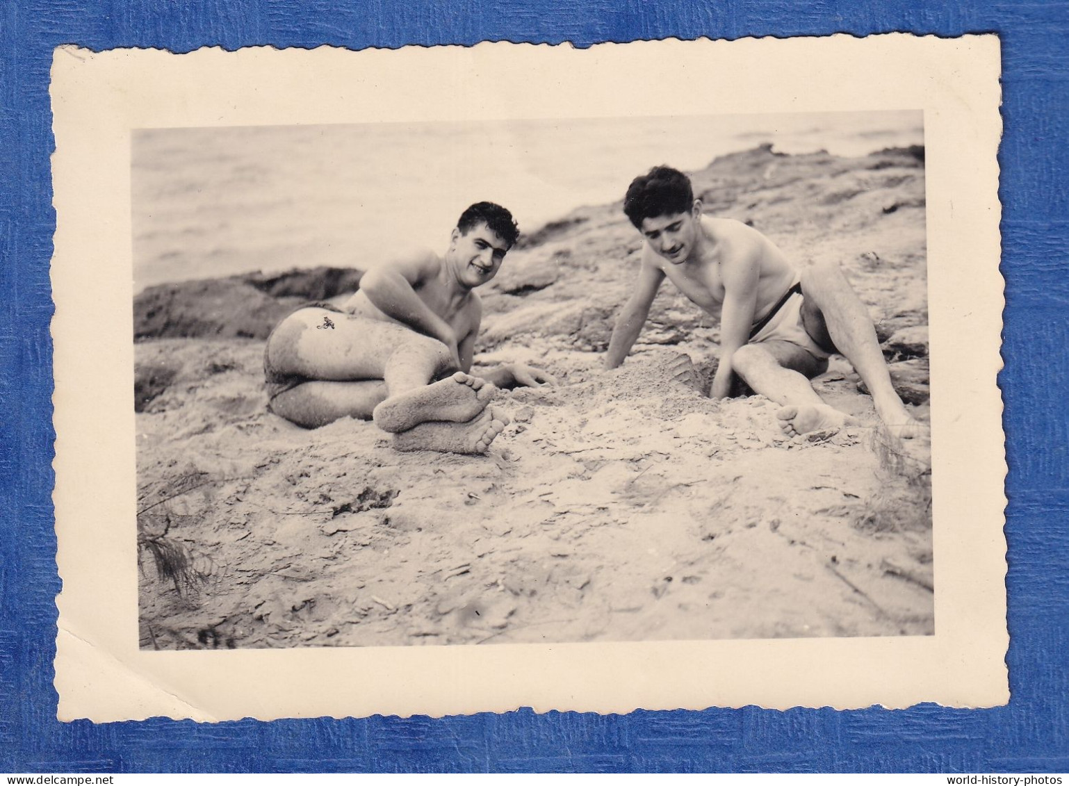 Photo Ancienne Snapshot - Portrait De Jeune Homme à La Plage - Maillot De Bain Torse Nu Sportif Athlete Garçon Boy - Sports