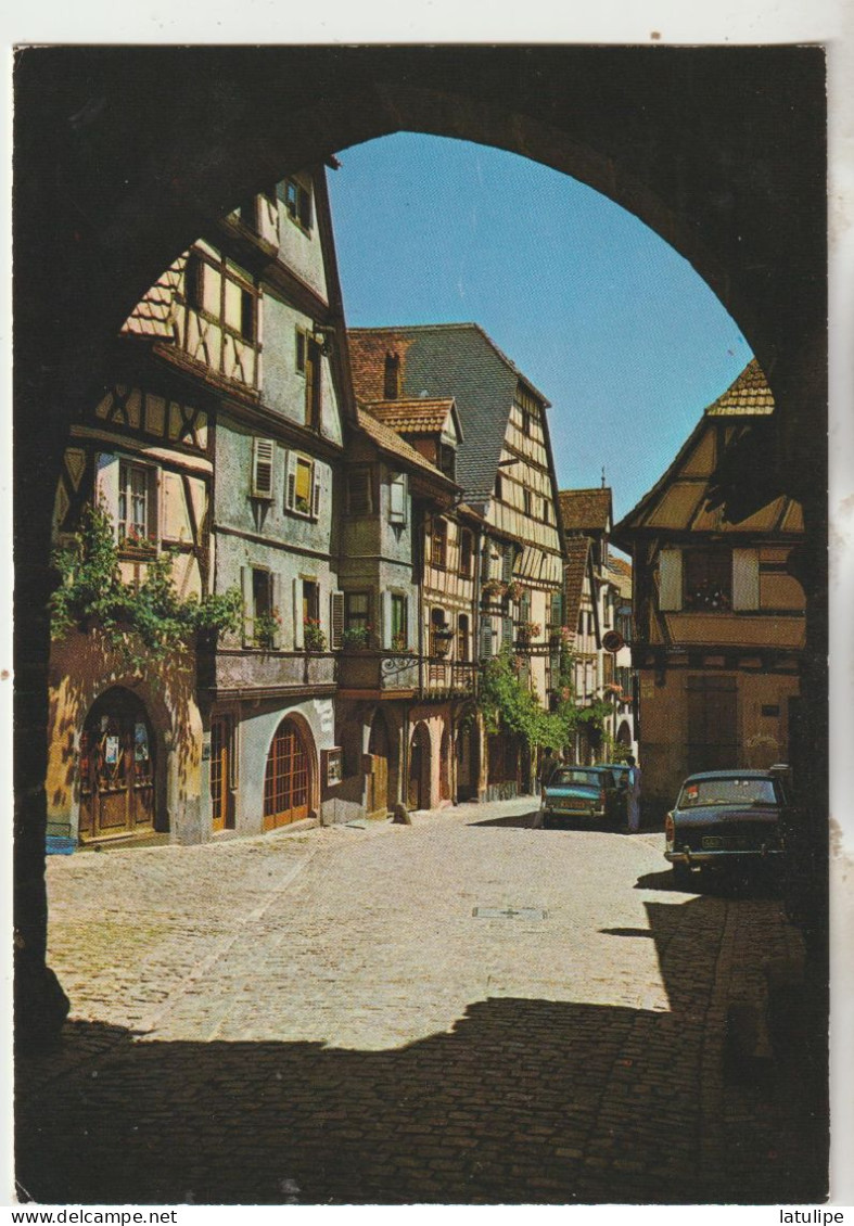 Riquewihr 68 Carte Circulée Timbrée  Perstpective A Travers La Porte Du Dolder  Et La Rue Et La Place Animée Voitures - Riquewihr