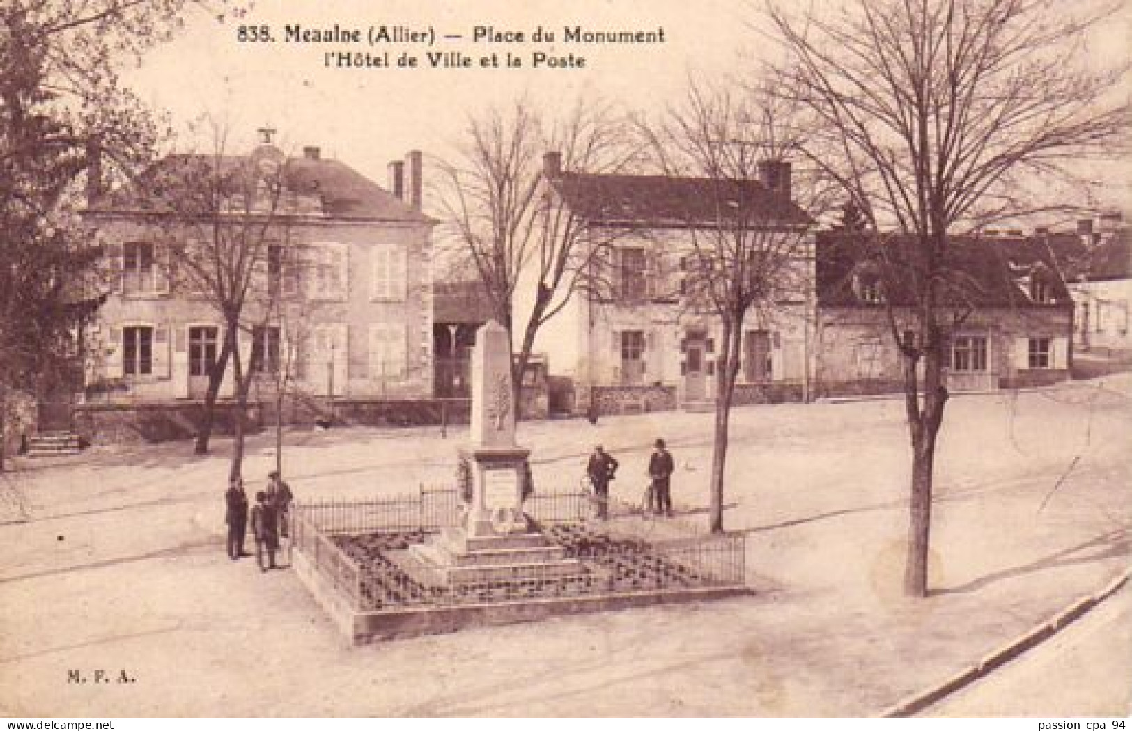 S20-001 Meaulne - Place Du Monument - L'Hôtel De Ville Et La Poste - Andere & Zonder Classificatie