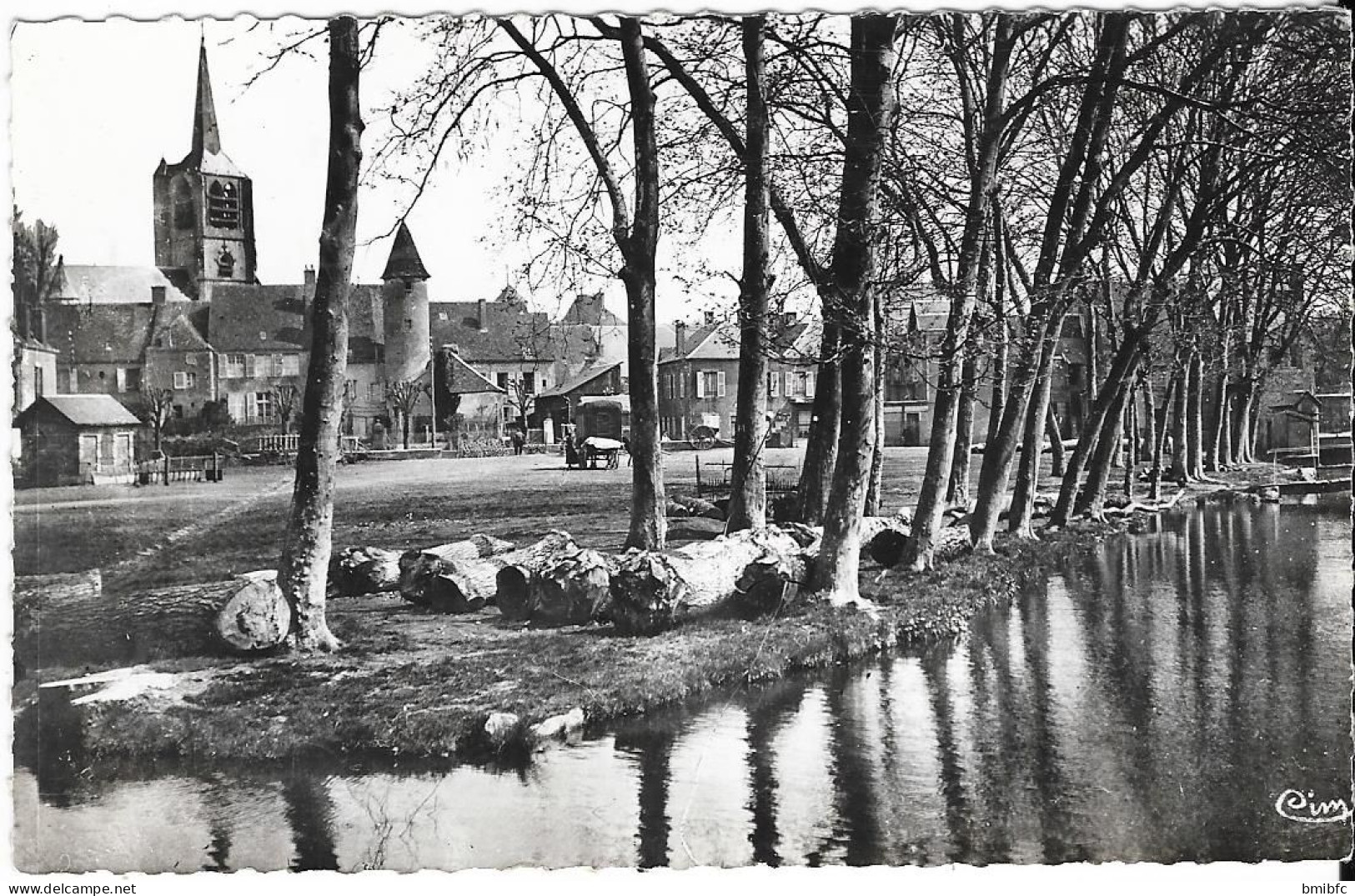 MOULINS-ENGILBERT - Champ De Foire - Jonction Des Deux Rivières - Moulin Engilbert