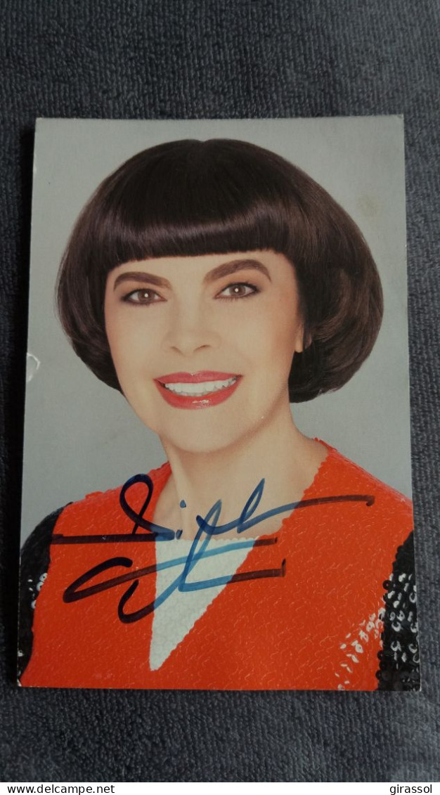 CPSM CHANTEUSE MIREILLE MATHIEU CHANTE PIAF SIGNATURE AUTOGRAPHE DEDICACE VOIR VERSO - Zangers En Musicus