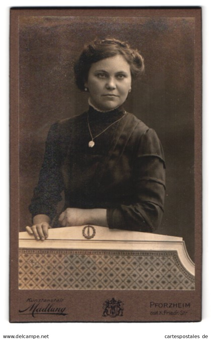 Fotografie Madlung, Pforzheim, Östl. K. Friedr.-Strasse, Portrait Junge Dame Im Kleid Mit Halskette  - Anonymous Persons