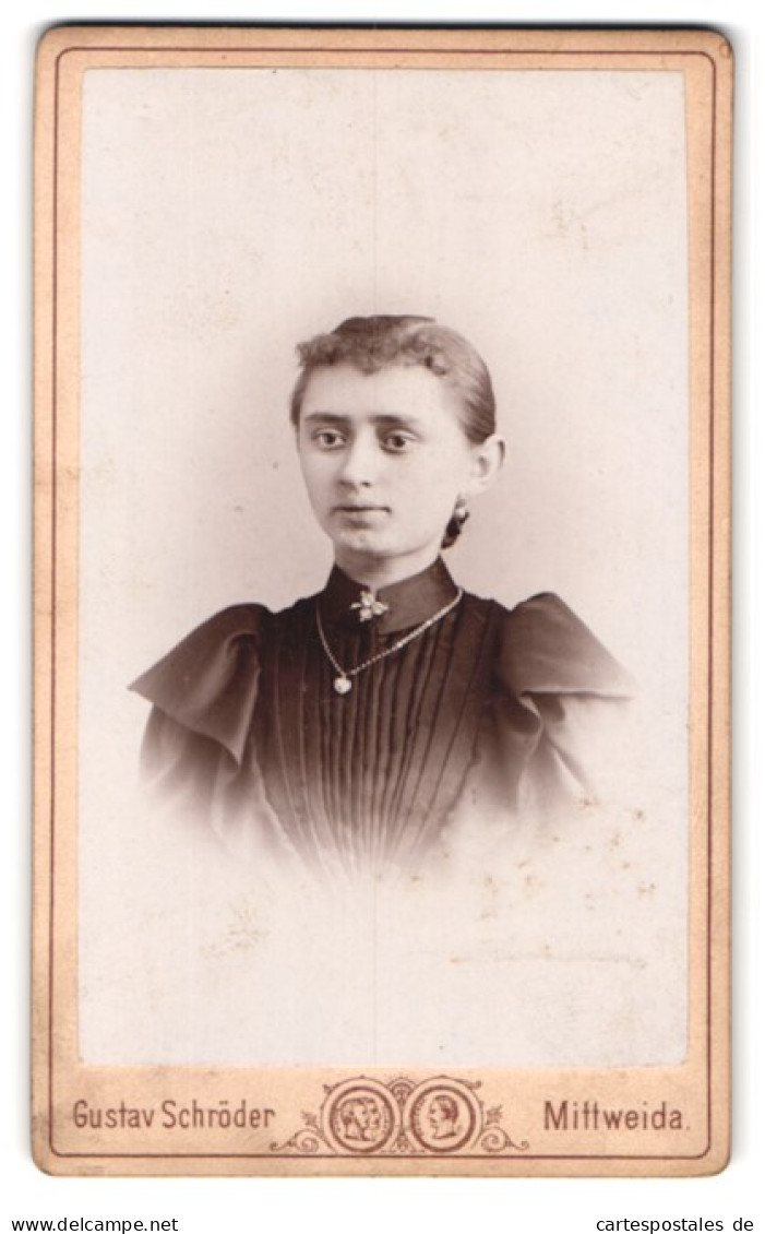 Fotografie Gustav Schröder, Mittweida, Rochlitzer-Strasse 234, Portrait Junge Dame Im Kleid Mit Halskette  - Anonymous Persons