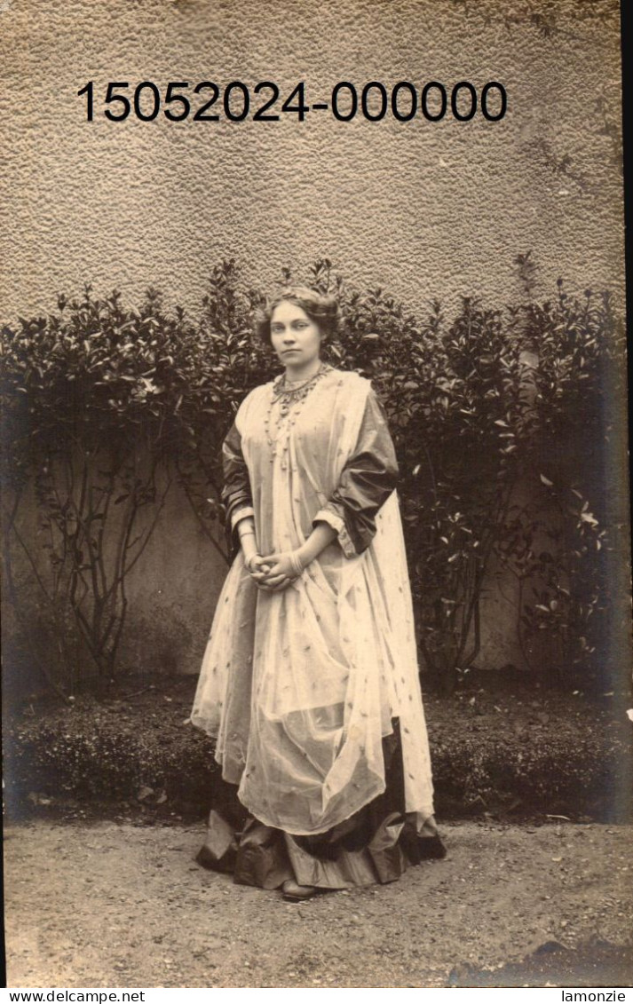 COMPIÈGNE.  Carte-photo De E. Hutin   -  Femme Costumée (Fête De Jeanne D'Arc ?)  (scans Recto-verso) - Compiegne