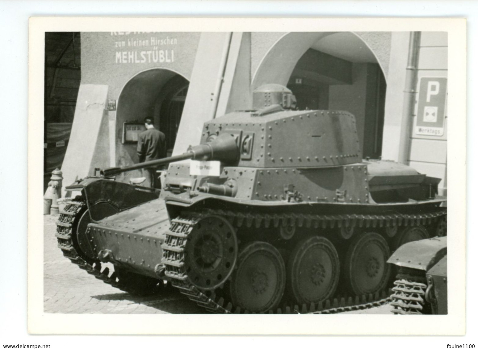 PHOTO Format 10,5 X 7,5 Cm CHAR MILITAIRE / TANK Pris En Suisse Berne Thun Rathausplatz Devant Le Coiffeur / Restaurant - Oorlog, Militair