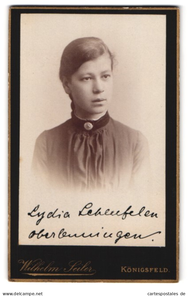 Fotografie Wilhelm Seiler, Königsfeld /Baden, Portrait Junge Dame Mit Kragenbrosche  - Personnes Anonymes