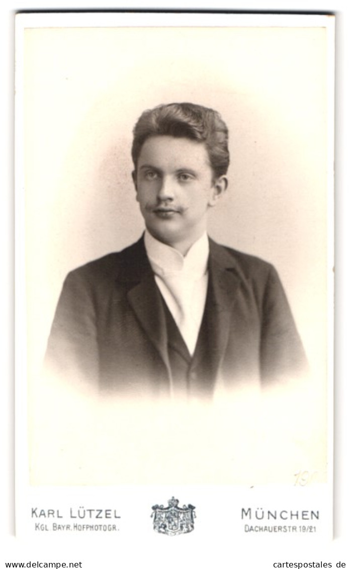 Fotografie Karl Lützel, München, Dachauerstrasse 19-21, Portrait Junger Mann Im Anzug Mit Krawatte  - Anonyme Personen