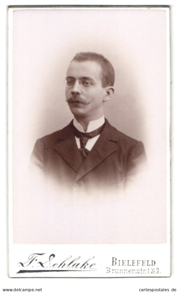 Fotografie F. Schlake, Bielefeld, Brunnenstrasse 1 & 3, Portrait Eleganter Herr Mit Zwicker Und Moustache  - Anonyme Personen