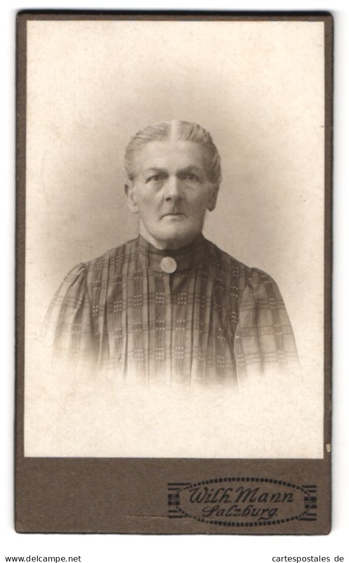 Fotografie Wilhelm Mann, Salzburg, Portrait ältere Dame Mit Mittelscheitel  - Anonyme Personen