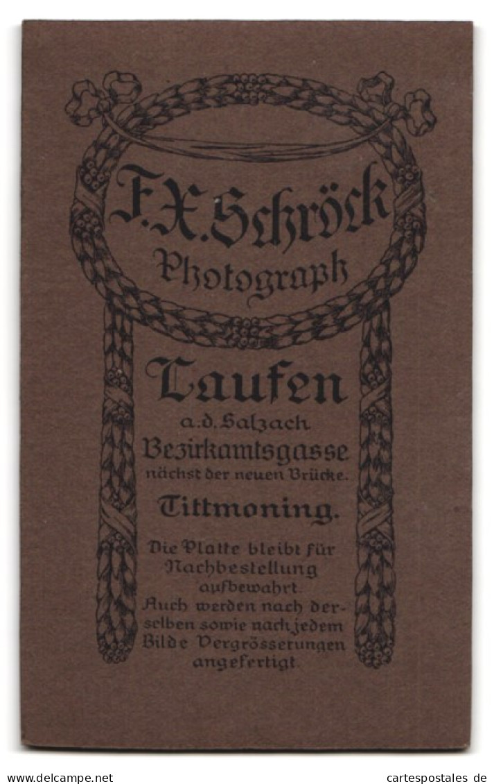 Fotografie F. X. Schröck, Laufen, Bezirkamtsgasse, Junger Herr Im Anzug Mit Hut In Der Hand  - Anonyme Personen