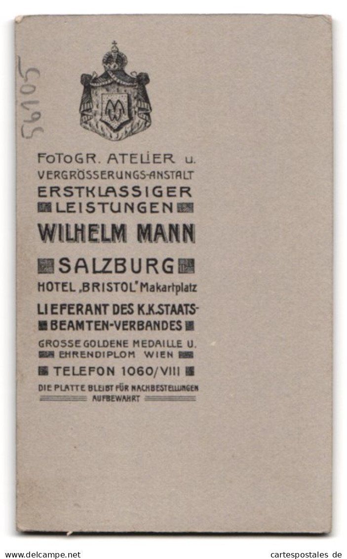 Fotografie Wilhelm Mann, Salzburg, Makartplatz, Portrait Vater Mit Hut Und Schnauzbart Und Sein Sohn  - Anonyme Personen