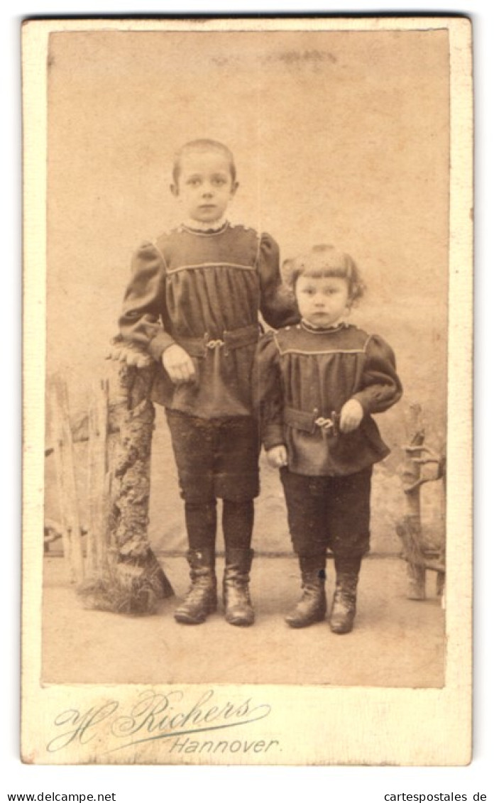 Fotografie H. Richers, Hannover, Cellerstrasse 146, Portrait Junges Geschwisterpaar  - Anonymous Persons