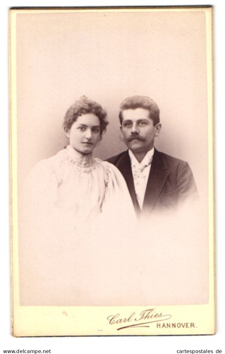 Fotografie Carl Thies, Hannover, Höltystrasse 13, Bürgerliches Paar, Mann Mit Schnauzbart  - Anonymous Persons