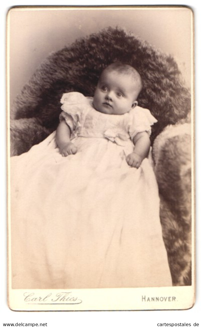 Fotografie Carl Thies, Hannover, Höltystrasse 13, Baby Im Weissen Kleid Sitzt Auf Fell  - Anonymous Persons