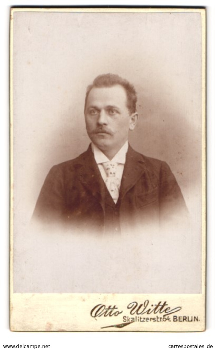 Fotografie Otto Witte, Berlin, Skalitzerstrasse 54, Eleganter Herr Mit Schnauzbart  - Anonymous Persons