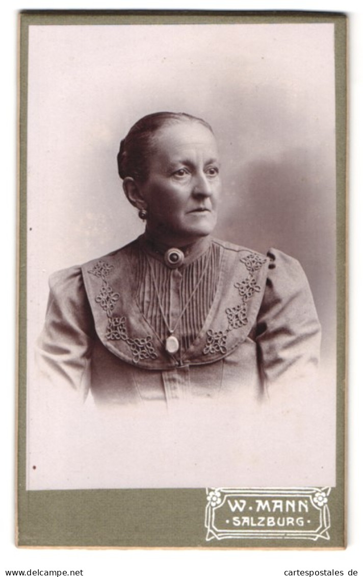 Fotografie Wilhelm Mann, Salzburg, Makartplatz, Portrait ältere Dame Mit Ohrring Und Kette  - Anonymous Persons