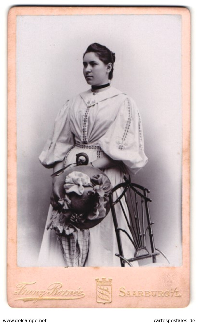 Photo Franz Bornée, Saarburg I. L., Langestrasse 42, Junge Dame Avec Des Fleurshut In Der Hand  - Anonyme Personen