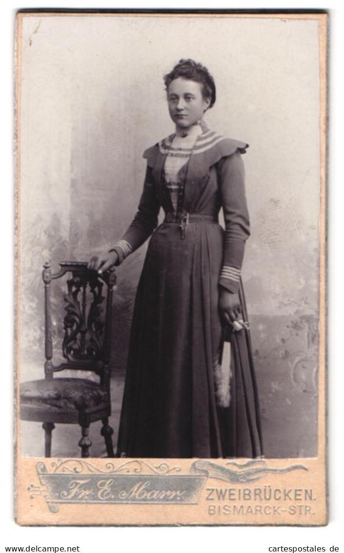 Fotografie Fr. E. Marr, Zweibrücken, Bismarck-Strasse, Bürgerliche Frau In Tailliertem Kleid Mit Fächer  - Anonieme Personen