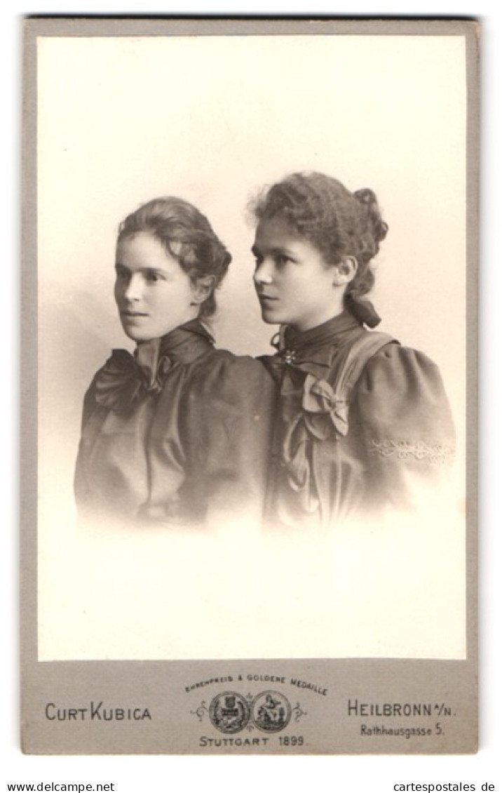 Fotografie Curt Kubica, Heilbronn A. N., Rathhausgasse 5, Schwestern In Schwarzen Kleidern  - Anonieme Personen