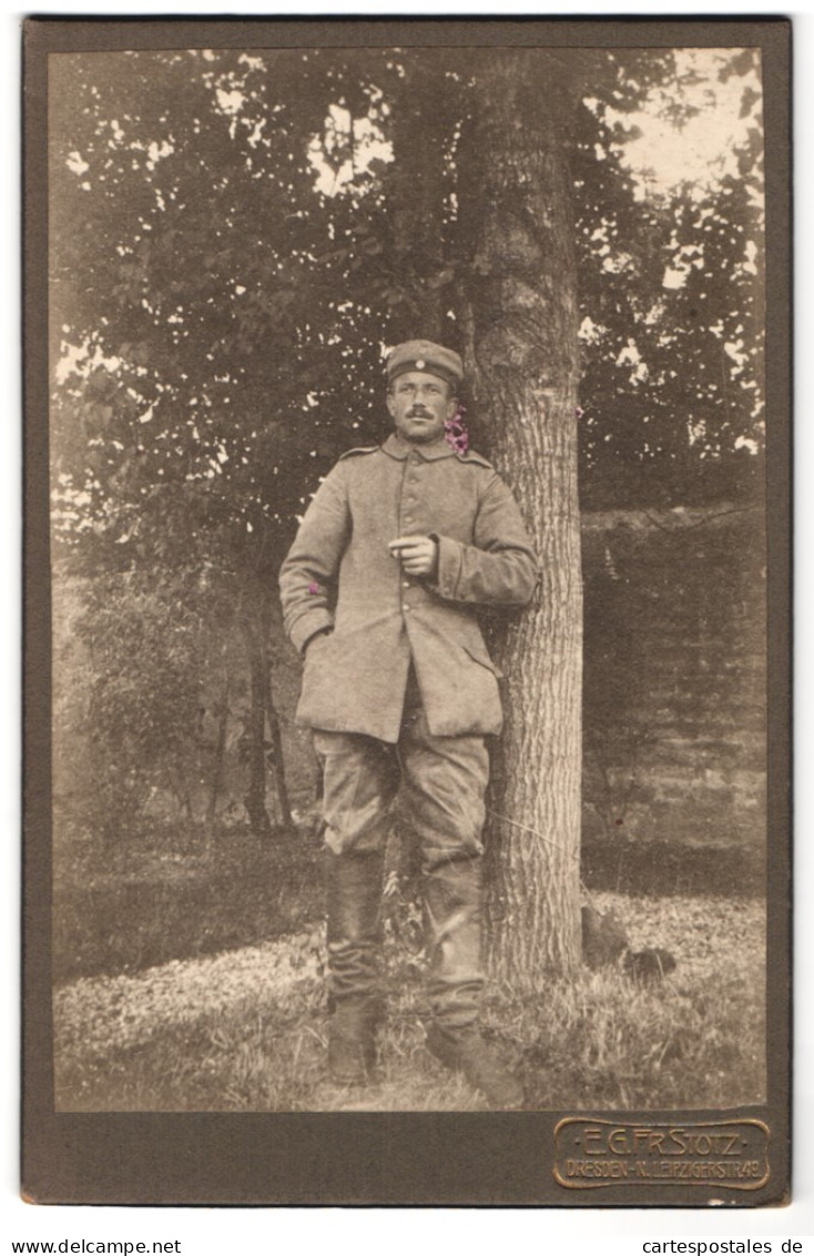 Fotografie E. G. Fr. Stotz, Dresden, Leipzigerstrasse 49, Soldat In Feldgrau Lehnt An Einem Baum  - Personnes Anonymes