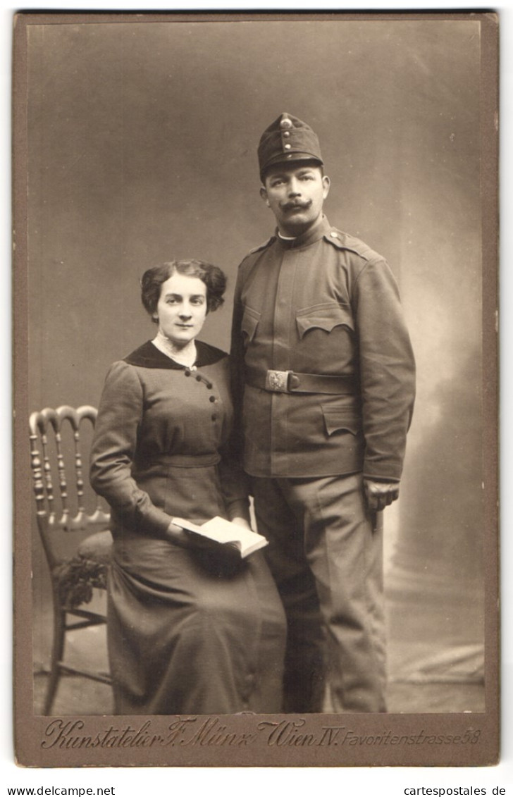 Fotografie F. Münz, Wien, Favoritenstrasse 58, Soldat In Feldgrau Mit Seiner Frau Im Portrait  - Anonyme Personen
