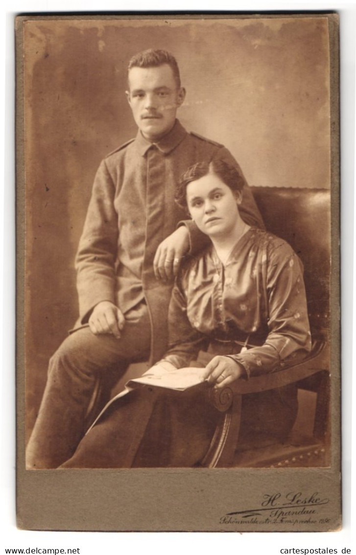 Fotografie H. Leske, Spandau, Schönwalderstrasse 2, Junger Soldat In Feldgrau Mit Seiner Frau Im Portrait  - Anonyme Personen