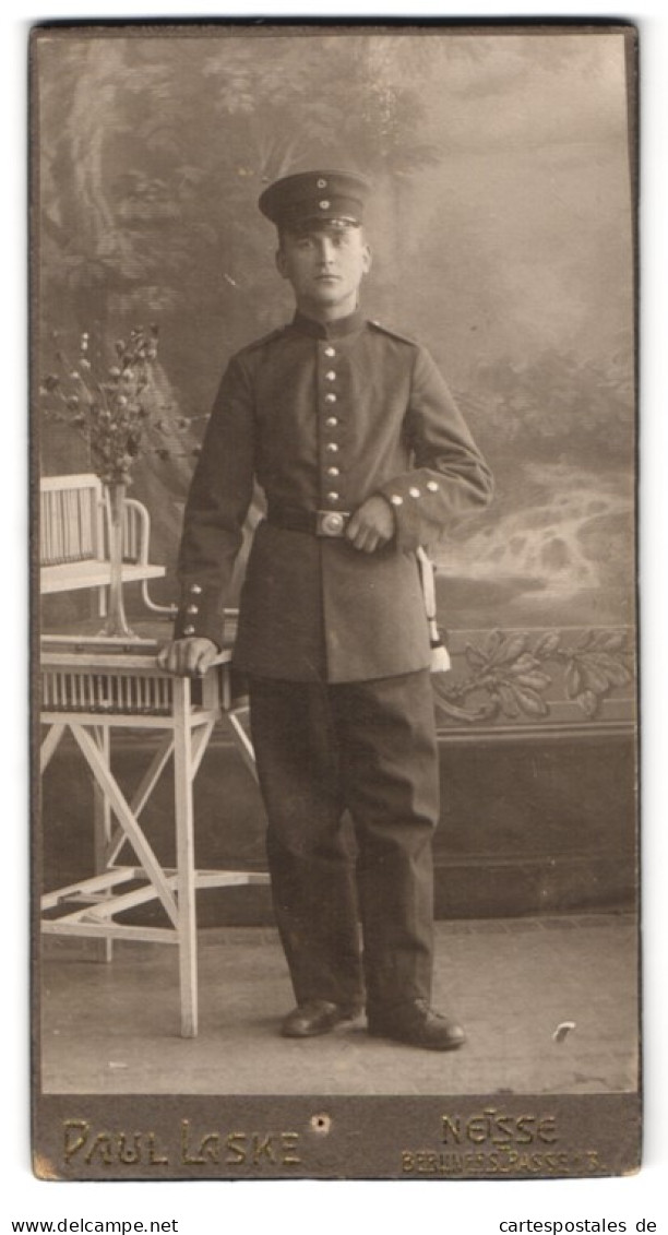 Fotografie Paul Laske, Neisse, Bismarckstrasse 43, Soldat In Feldgrau Mit Portepee Am Koppel  - Anonyme Personen