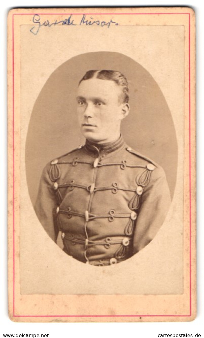Fotografie P. Goetschke, Potsdam, Ecke Jäger- U. Charlottenstrasse, Junger Soldat In Gardeuniform  - Anonyme Personen
