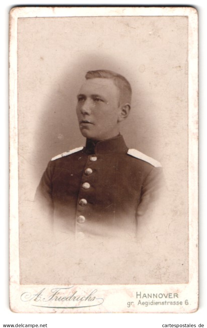 Fotografie A. Friedrich, Hannover, Gr. Aegidienstrasse 6, Soldat In Uniform Im Portrait  - Anonyme Personen