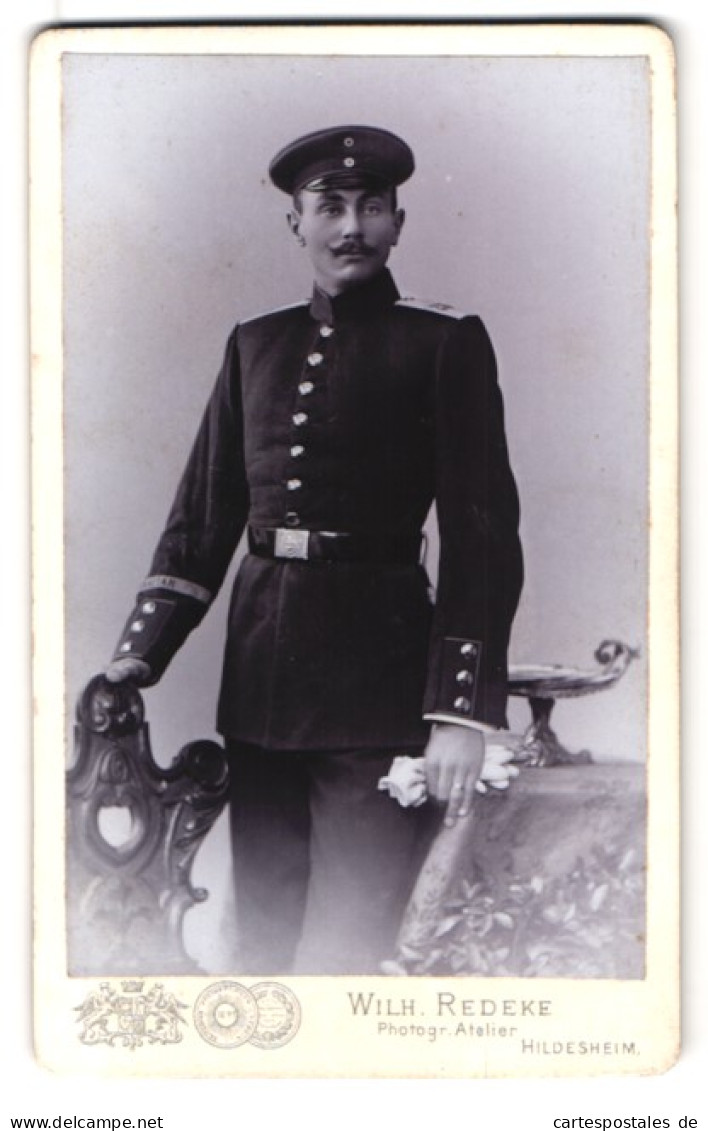 Fotografie Wilh. Redeke, Hildesheim, Kreuzstrasse 22, Soldat In Uniform Im Portrait  - Anonyme Personen